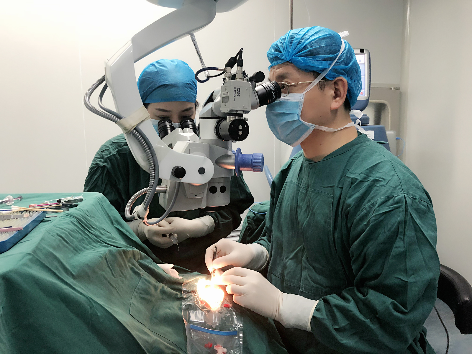 段宣初教授在永州爱尔眼科医院为青光眼白内障患者开展青白联合手术